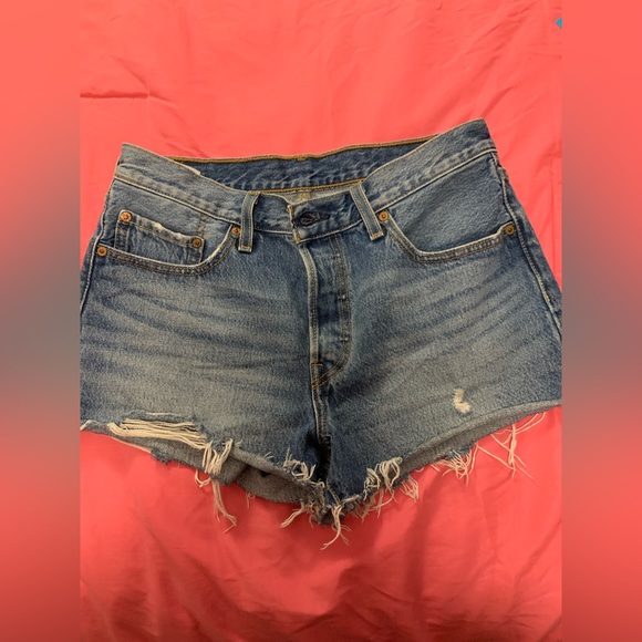 Levi’s 591 denim medium wash jean shorts. Waist 28 - Picture 4 of 9